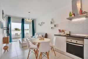 une cuisine et un salon avec une table et des chaises dans l'établissement CASA MARINA, à Costa Teguise