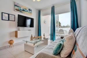 un salon avec un canapé et une télévision dans l'établissement CASA MARINA, à Costa Teguise