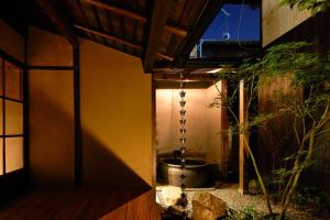une pièce avec un grand pot dans le coin d'un bâtiment dans l'établissement Rinn Kishoan, à Kyoto