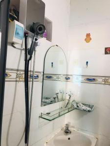 a bathroom with a mirror and a sink at Homestay Bảo Nhi in Chợ Phước Hải