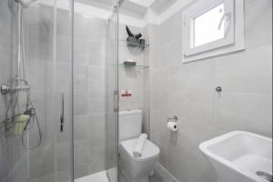 ein Badezimmer mit Dusche, Toilette und Waschbecken in der Unterkunft La Terraza by Staycare in Rota + 17 Fotos