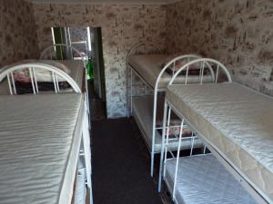 Двухъярусная кровать или двухъярусные кровати в номере Yourhostel Friend