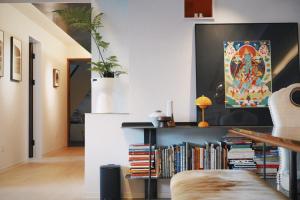 成都市にあるChengdu Kuanzhai Yuntu Serviced Apartmentの書棚付きのリビングルーム