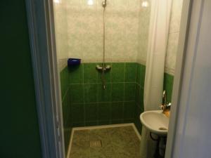 bagno verde con doccia e lavandino di Yourhostel Friend a Kiev