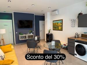una sala de estar con un sofá y una mesa en Liu' al viale, en Agrigento