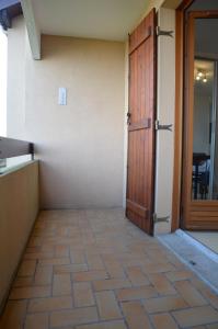 an empty room with a door and a tile floor at Le Panoramic Evian in Évian-les-Bains