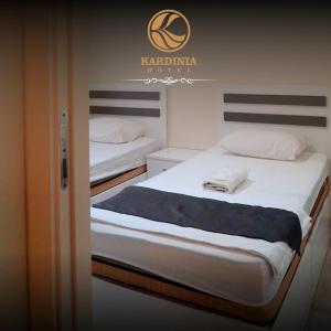 Postel nebo postele na pokoji v ubytování Kardinia Hotel
