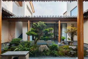 Κήπος έξω από το Floral Hotel Xidi Jiuheboshe B&B