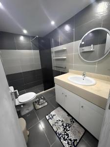 une salle de bain avec un lavabo et un miroir dans l'établissement Fanadir Bay Aquapark All inclusive resort, à Hurghada