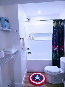 Ένα μπάνιο στο Elegant Modern Suite with Comfort & Privacy