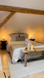 a bedroom with a bed with two candles and a table at A la Petite Grange in Obenheim