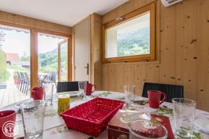 Posezení v ubytování Chalet Tournette avec jacuzzi, Domaine du Fraizier