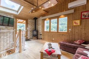 Posezení v ubytování Chalet Tournette avec jacuzzi, Domaine du Fraizier
