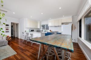 Kuchyň nebo kuchyňský kout v ubytování MON28 - Coastal Character + 18 fotografií