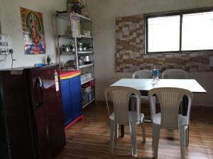 Η κουζίνα ή μικρή κουζίνα στο Dr Halkarnikar Bungalow +5 φωτογραφίες