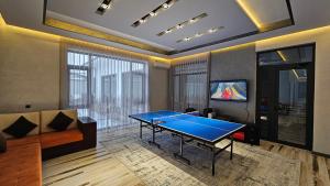 a living room with a ping pong table in it at Dacha Akua Relax in Chorwoq