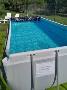 Bazén v ubytování La Cabana nebo v jeho okolí