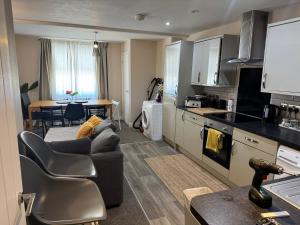 ブリストルにあるCity view apartmentのソファとテーブルのあるキッチンとリビングルーム