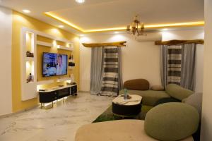 a living room with a couch and a tv at Villa Saloum decouvertes in Ndangane