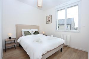 Un dormitorio blanco con una cama grande y una ventana. en Le Debussy - Wifi - Parking - Centre, en Laval