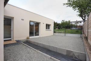 Una casa blanca con un gran patio al frente. en Le Debussy - Wifi - Parking - Centre, en Laval