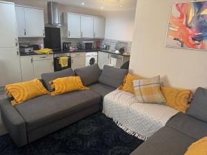 ブリストルにあるCity view apartmentのソファとキッチンのあるリビングルーム +16枚の写真
