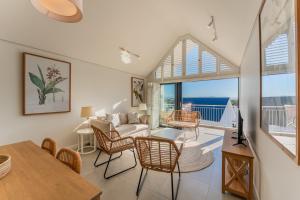 un soggiorno con un divano e un tavolo di St Francis Links - Villa Avenue Studio Apartments a St Francis Bay