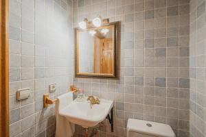 une salle de bain avec un lavabo et un miroir et des toilettes dans l'établissement Casa Rural La Escondida, à Duruelo 24 autres photos