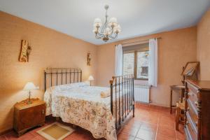 une chambre avec un lit et une fenêtre dans l'établissement Casa Rural La Escondida, à Duruelo