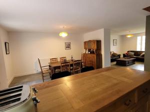 eine Küche und ein Wohnzimmer mit Tisch und Stühlen in der Unterkunft Lake House A Tranquil Escape in Lescuretie + 57 Fotos