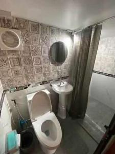 un bagno con un water e un lavandino di บ่อดินอินไซด์เอาท์BhorDin InSideOut  Altre 14 foto