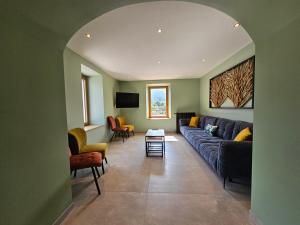 Posezení v ubytování L'Escargot - Maison avec espace bien être privatif + 47 fotografií