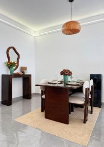 Fotografie z fotogalerie ubytování classy tastefully furnished executive two bedroom apartment with fully equipped gym ample parking space swimming pool children playing ground and amazing scenic views v destinaci Nairobi