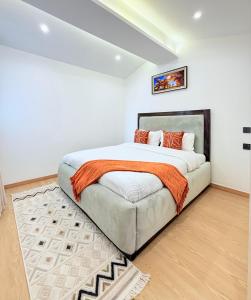 Postel nebo postele na pokoji v ubytování classy tastefully furnished executive two bedroom apartment with fully equipped gym ample parking space swimming pool children playing ground and amazing scenic views + 5 fotografií