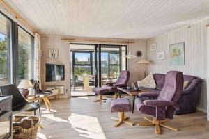 Μια τηλεόραση ή/και κέντρο ψυχαγωγίας στο Lovely Cottage Close To The Water