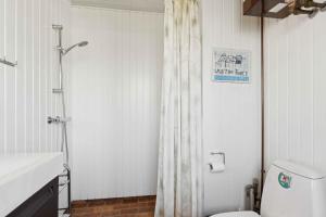 Ένα μπάνιο στο Lovely Cottage Close To The Water +19 φωτογραφίες