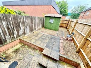 a backyard with a fence and a green house at Spencer Street Retreat in Northampton in Northampton +3 photos