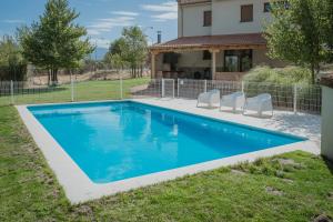 Bazén v ubytování Casa Rural Torrecaballeros-Segovia nebo v jeho okolí