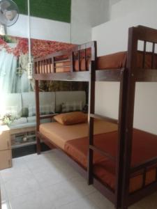 プロボリンゴにあるBromo Stay Hostelの二段ベッドが2つある寝室