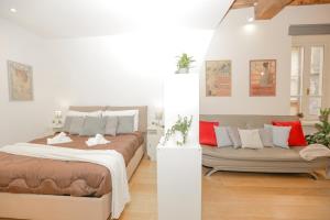 Ένα ή περισσότερα κρεβάτια σε δωμάτιο στο Puccini fresco - Appartamento Lucca Centro WiFi AirC Netflix