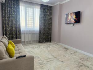 Μια τηλεόραση ή/και κέντρο ψυχαγωγίας στο Комфортная 2 комнатная квартира