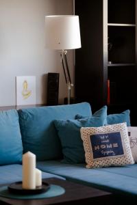 ビトムにあるPrzytulny apartament z widokiem, 50m2の青いソファ(枕、ランプ付)