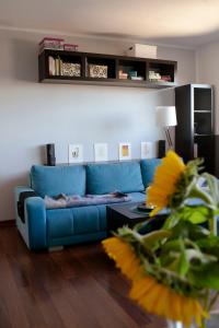 ビトムにあるPrzytulny apartament z widokiem, 50m2の青いソファとテーブルのあるリビングルーム