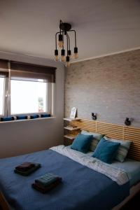 ビトムにあるPrzytulny apartament z widokiem, 50m2のベッドルーム1室(青い大型ベッド1台、青い枕付) +16枚の写真