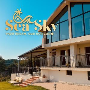 ヴァルナ・シティにあるSea Sky Houseの上に看板がある建物