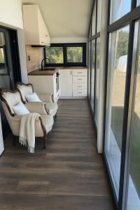 ヴァルナ・シティにあるSea Sky Houseのリビングルーム(ソファ付)