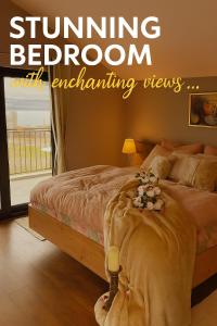 ヴァルナ・シティにあるSea Sky Houseの窓のあるベッドと花が飾られたベッドのある寝室