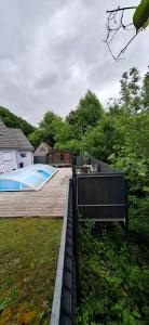 Blick auf einen Garten mit Pool und Terrasse in der Unterkunft Modernité et Nature avec Piscine in Sainte-Marie-aux-Mines