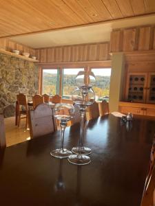 a dining room table with two wine glasses on it at Vats Fjellstue in Ål