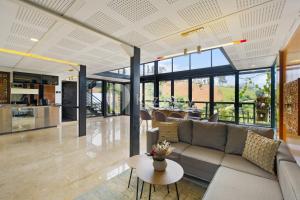 Posezení v ubytování Griya Keraton Villa by Kozystay - Dago